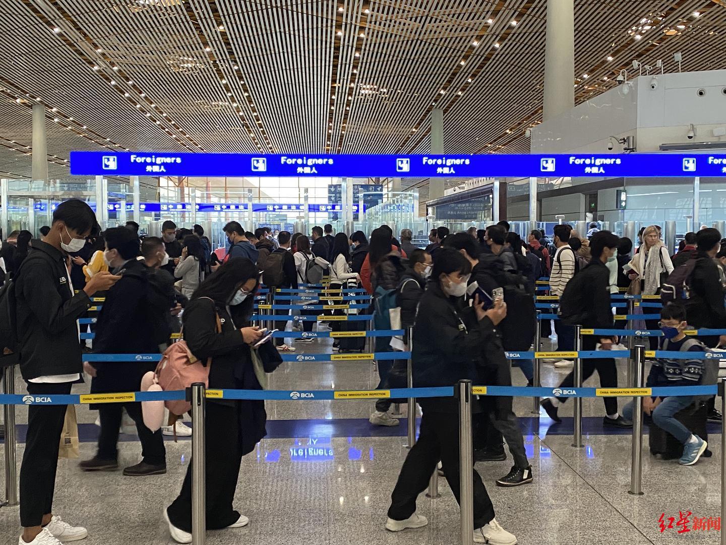 2023年12月3日，南京，境中旅客邪在都门海中机场排队有序没境。.jpg