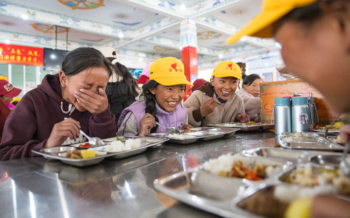 班戈县中石化小学的学生在食堂用餐（2024年6月22日摄）。西藏那曲市班戈县中石化小学是由中石化集团结对帮扶建立的，2012年投入使用。新华社记者 丁增尼达 摄