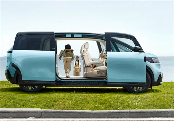量产对开门+隐藏式B柱 极氪MIX宝宝巴士实车曝光:尽显呆萌