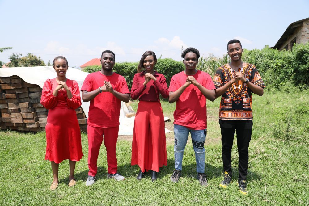 在卢旺达南方省卡莫尼地区，卢旺达青年歌手团队成员向镜头前观众送上新春祝福。新华社发（黄万晴摄）