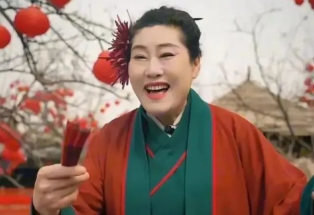 为了不让外婆妈妈继续给自己介绍对象，林木剪了超短发