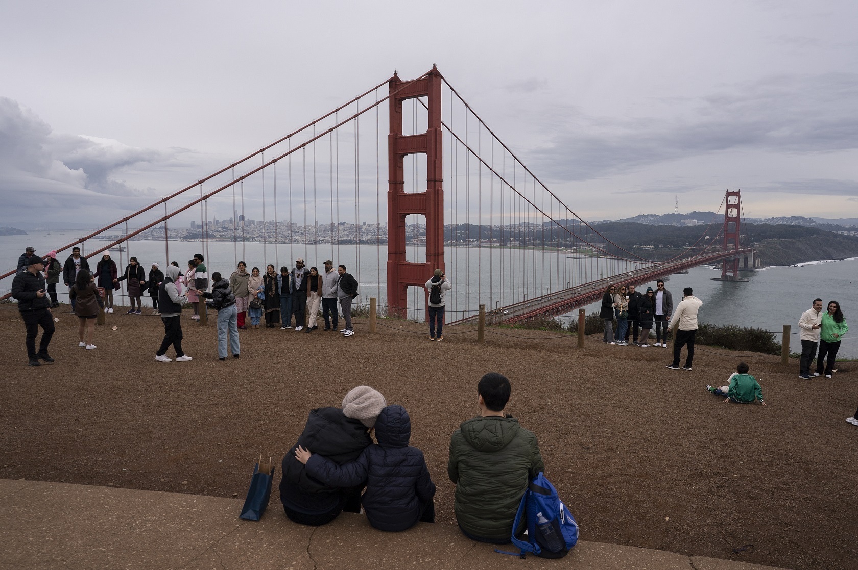 首次达34万亿美元！美国国债总额再创新高_凤凰网