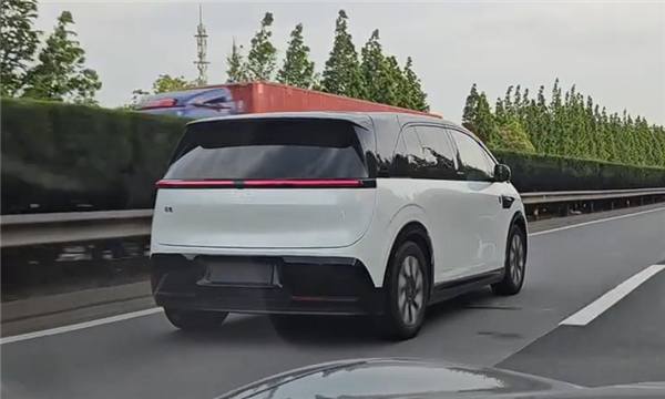 量产对开门+隐藏式B柱 极氪MIX宝宝巴士实车曝光:尽显呆萌