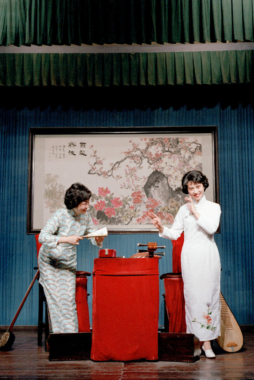 1985年，演员在表演苏州评弹。