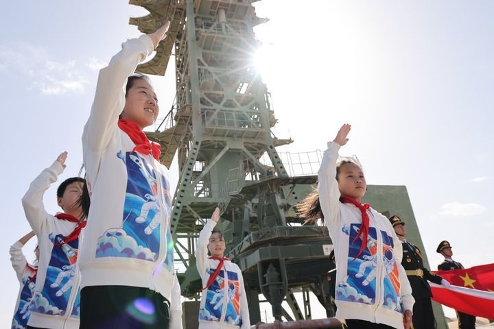 2024年4月24日是第九个“中国航天日”，来自内蒙古、甘肃、四川等地的少先队员在中国酒泉卫星发射中心东方红卫星发射塔架下敬队礼。新华社记者 金立旺 摄