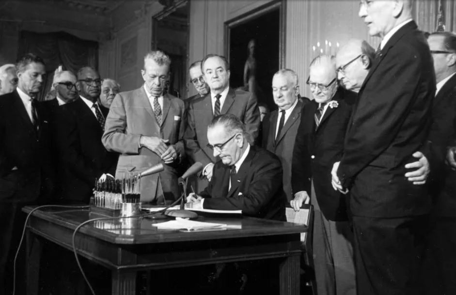 1964年7月2日，时任美国总统林登·约翰逊签署《民权法案》。（资料图）