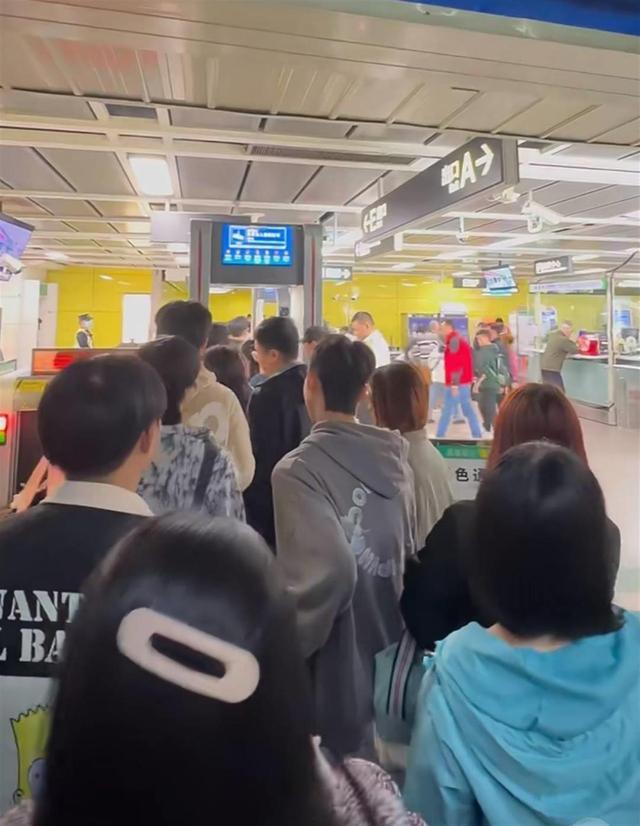 网友发布的视频显示9日早高峰时段地铁站进站口大排长龙(图片来源:网络)