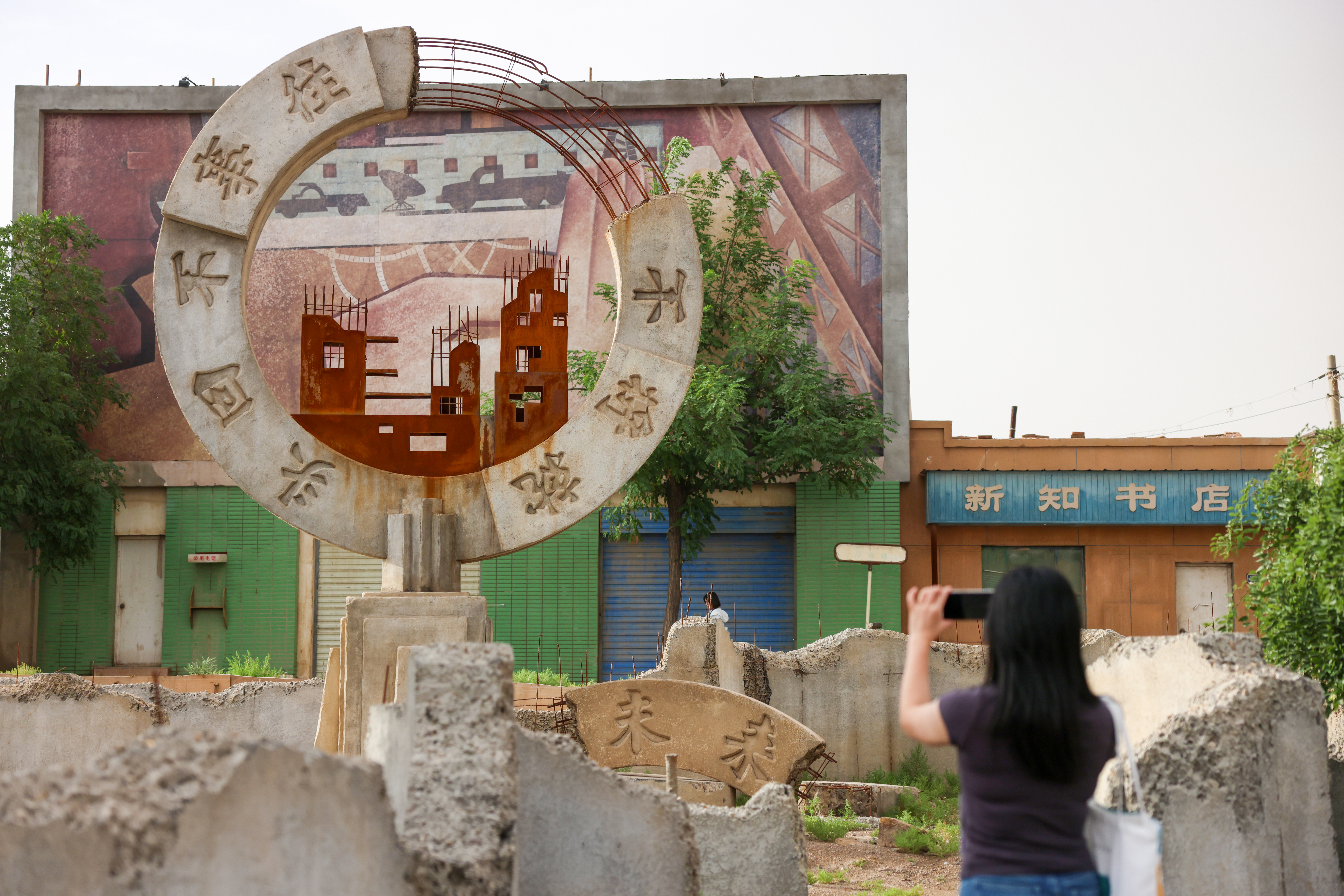 游客在这里打卡拍照。