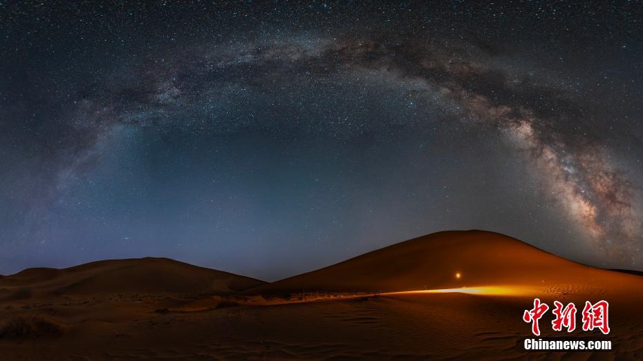 近日，巴丹吉林沙漠夜空，璀璨的星星如同镶嵌在夜幕上的明珠，闪烁着耀眼的光芒。仲夏之夜，摄影爱好者来到巴丹吉林沙漠，用镜头记录了大漠戈壁如梦如幻的璀璨星空。巴丹吉林沙漠位于内蒙古自治区阿拉善盟，是中国第三大沙漠，世界第四大沙漠。巴丹吉林沙漠不仅是一个自然的奇观，也是一个重要的旅游目的地，以其独特的魅力吸引着来自世界各地的游客慕名前来。刘飞燕 摄