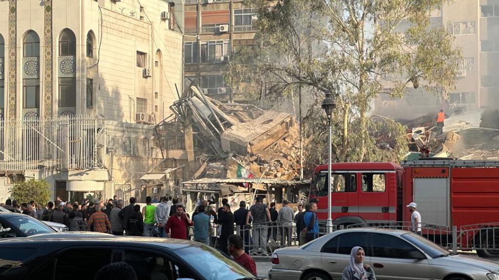 这是4月1日在叙利亚首都大马士革拍摄的遭空袭后的现场（手机拍摄）。叙利亚通讯社1日报道，以色列当天空袭伊朗驻叙利亚大使馆领事部门建筑。叙军方说，袭击造成大量人员伤亡。新华社发（胡马姆摄）