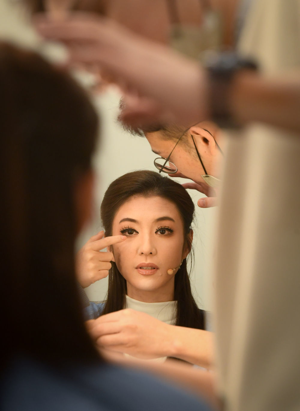 2024年5月1日，越剧演员李云霄在新编现代戏《钱塘里》的后台化妆。新华社记者 翁忻旸 摄