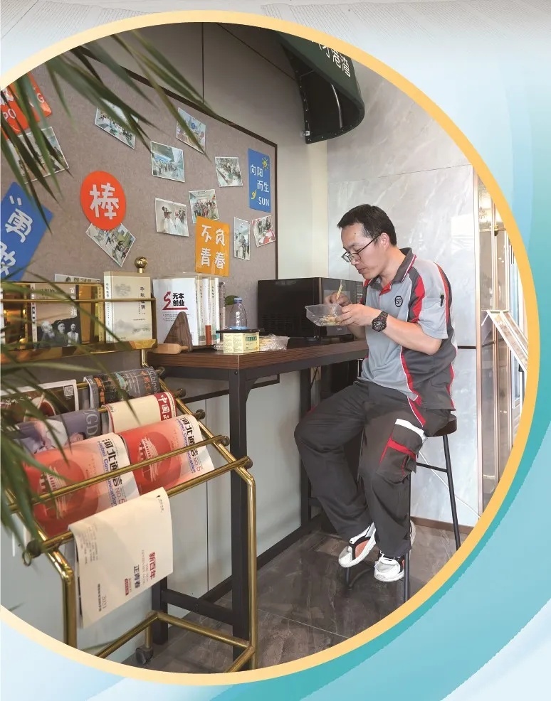 6月11日，快递员闫森超在河北省石家庄市一所“暖新驿站”用餐、休息。王林 摄