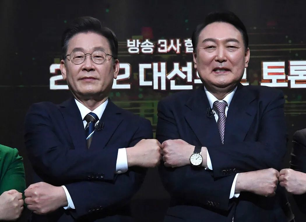 ◆2022年的总统选举，李在明最终以微弱差距败给尹锡悦。
