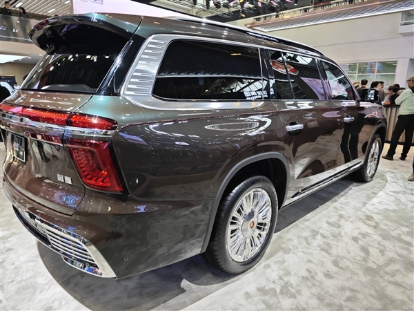 红旗金葵花品牌发布:国雅、国礼、国耀三车齐亮相