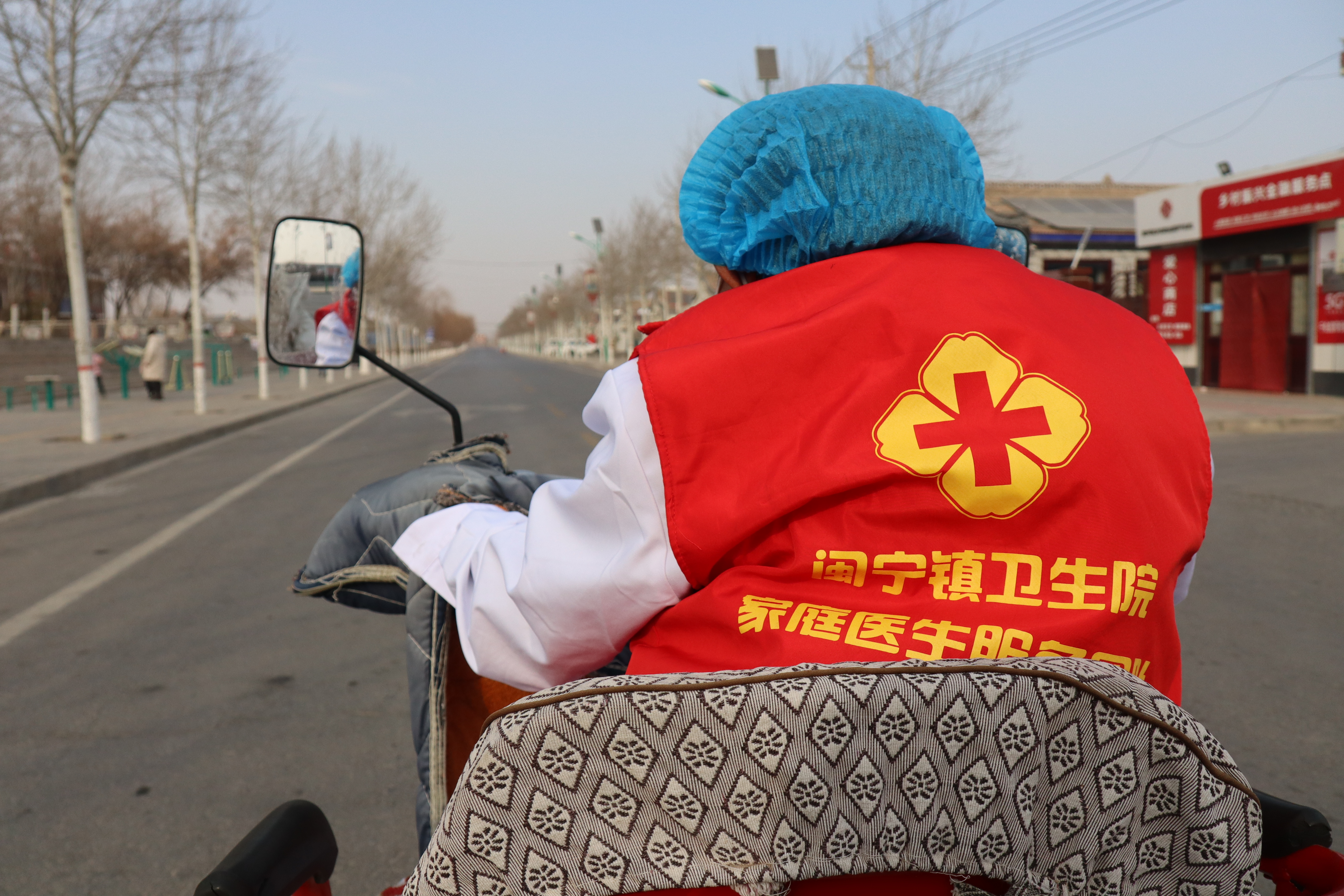 定期入户随访路上。