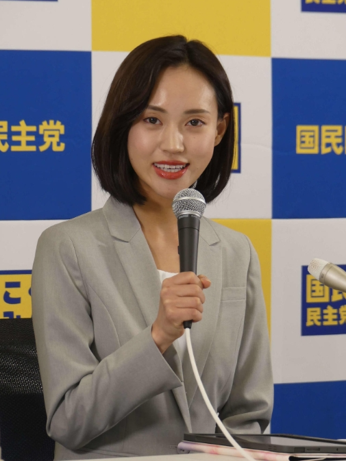 ·玉木推举美女新人的线上谈话活动海报。