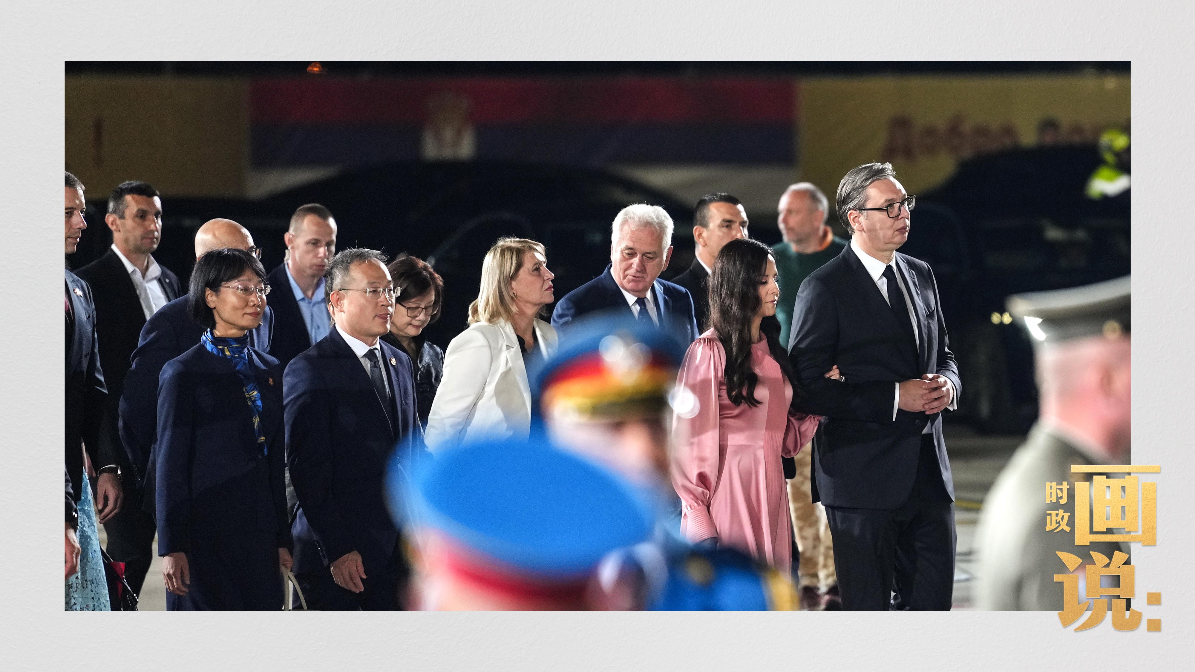 当地时间5月7日晚，国家主席习近平和夫人彭丽媛乘专机抵达贝尔格莱德。塞尔维亚总统武契奇夫妇、前总统尼科利奇夫妇、议长布尔纳比奇、总理武切维奇等在机场热情迎接。