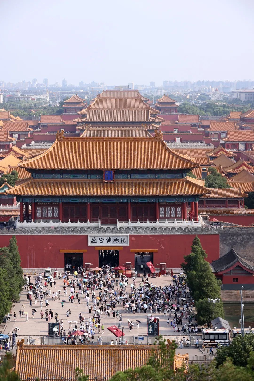 7月27日,从北京市景山俯瞰故宫博物院.进入暑期,故宫迎来参观热潮.