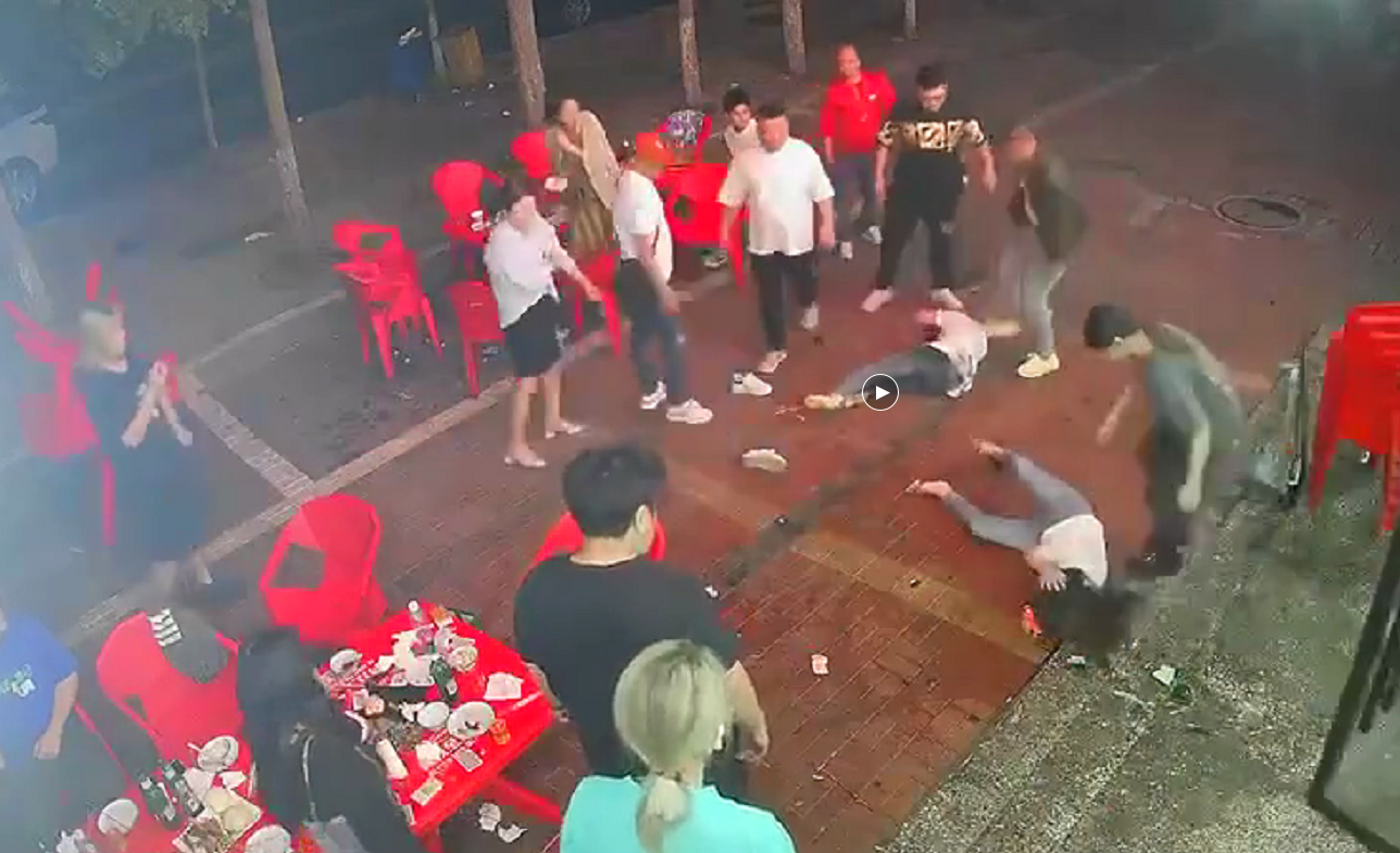 唐山烧烤店打人案的案发现场。监控视频截图