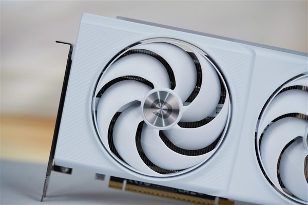 纯白双风扇!傲世追日Intel锐炫B580 OC显卡图赏