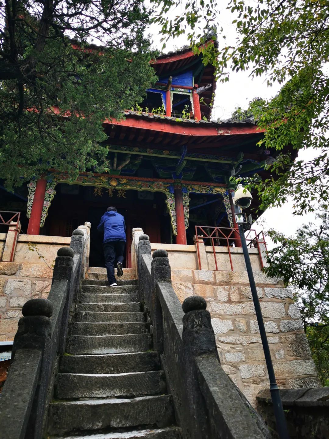 我一踏上授书楼的台阶,久违的感应甚是强烈,似是来过很多回的。