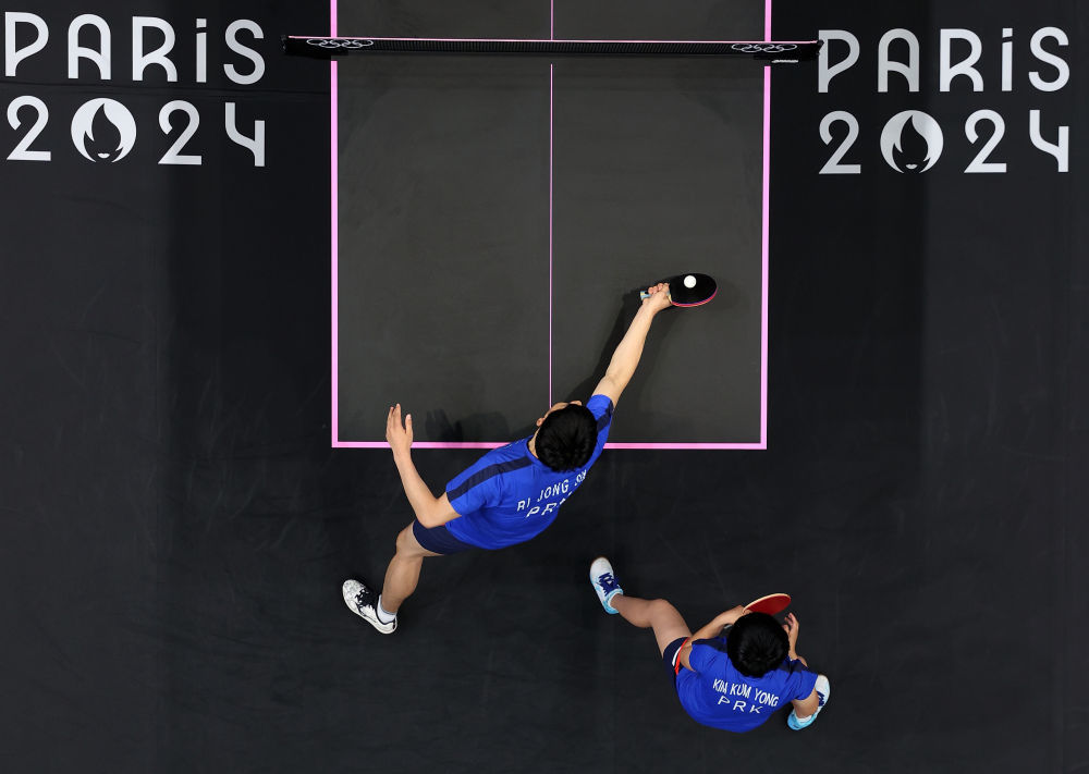 ↑7月30日,朝鲜组合李正植(左)/金琴英在比赛中。新华社记者郭昱摄