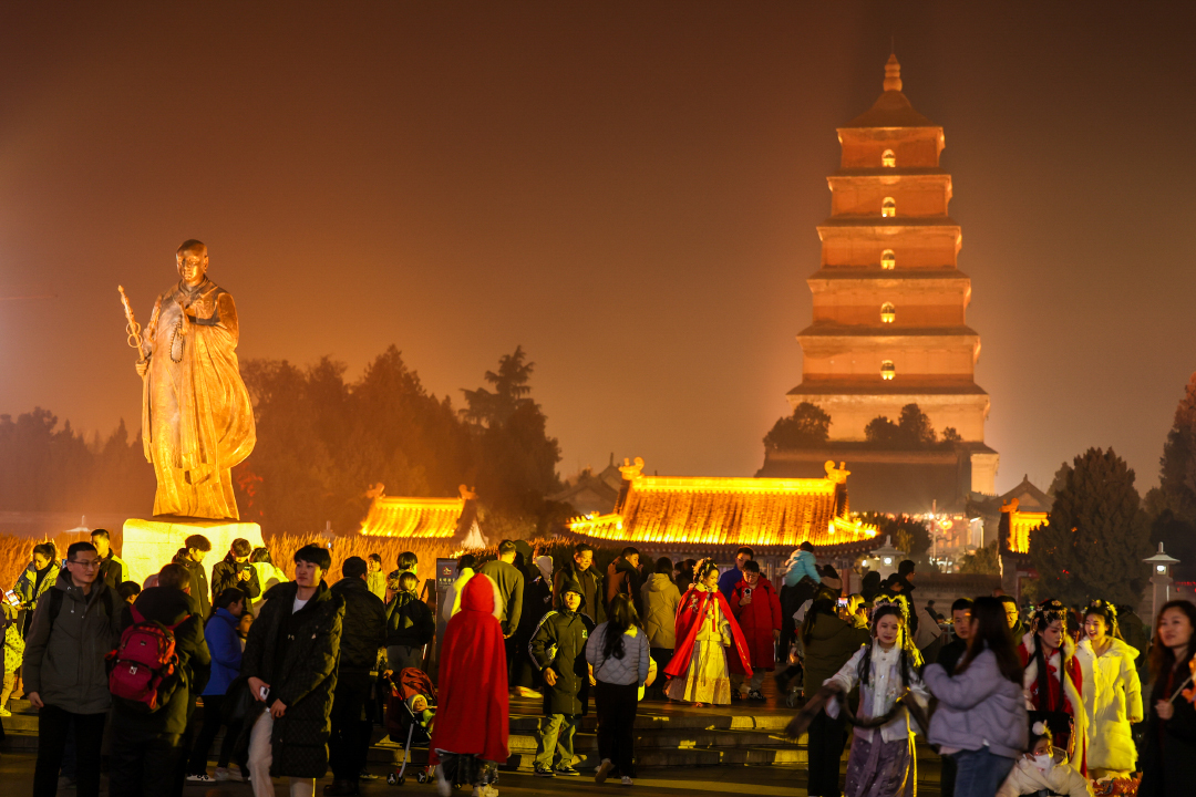 2024年2月9日，陕西西安，除夕夜晚10点，西安大雁塔、大唐不夜城依然人山人海。IC 图