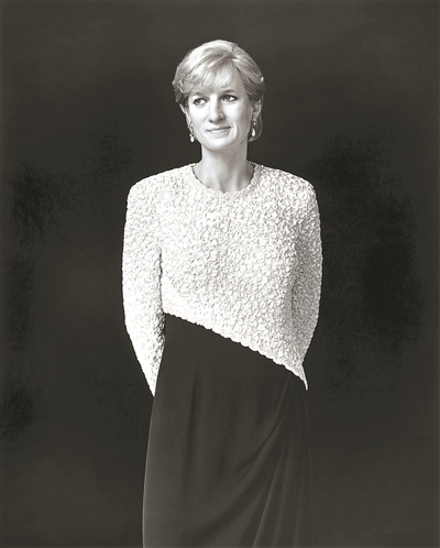 杉本博司,《威尔士王妃戴安娜》,1999,明胶银盐相纸,93.6×75cm。公式Hiroshi Sugimoto,图片由艺术家提供