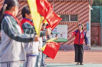 10月30日,妙峰山民族学校,付贵茹带着孩子们演练旗语。