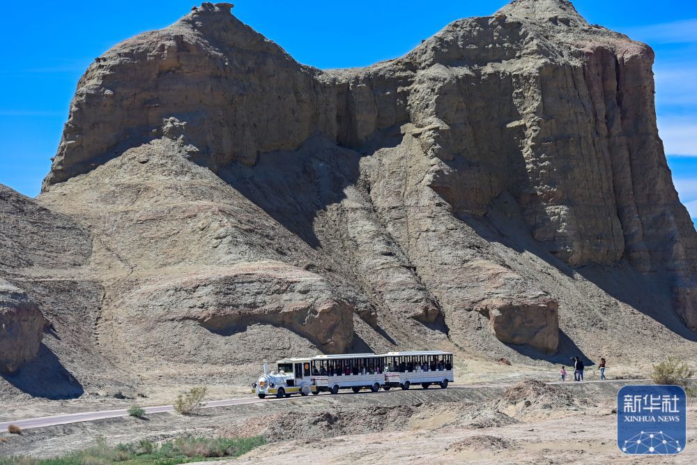 在新疆克拉玛依市乌尔禾区世界魔鬼城景区，游客乘坐观光车游览（5月2日摄）。