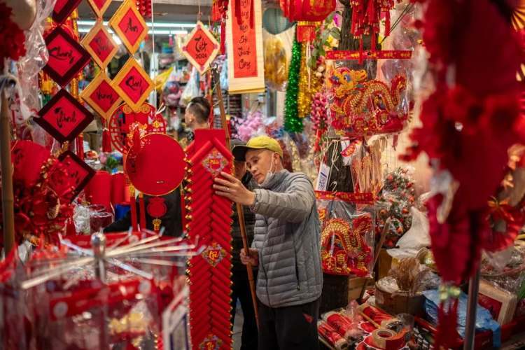 当地时间2024年2月8日，越南河内，老城区的春节集市上售卖新年装饰品。（图/视觉中国）