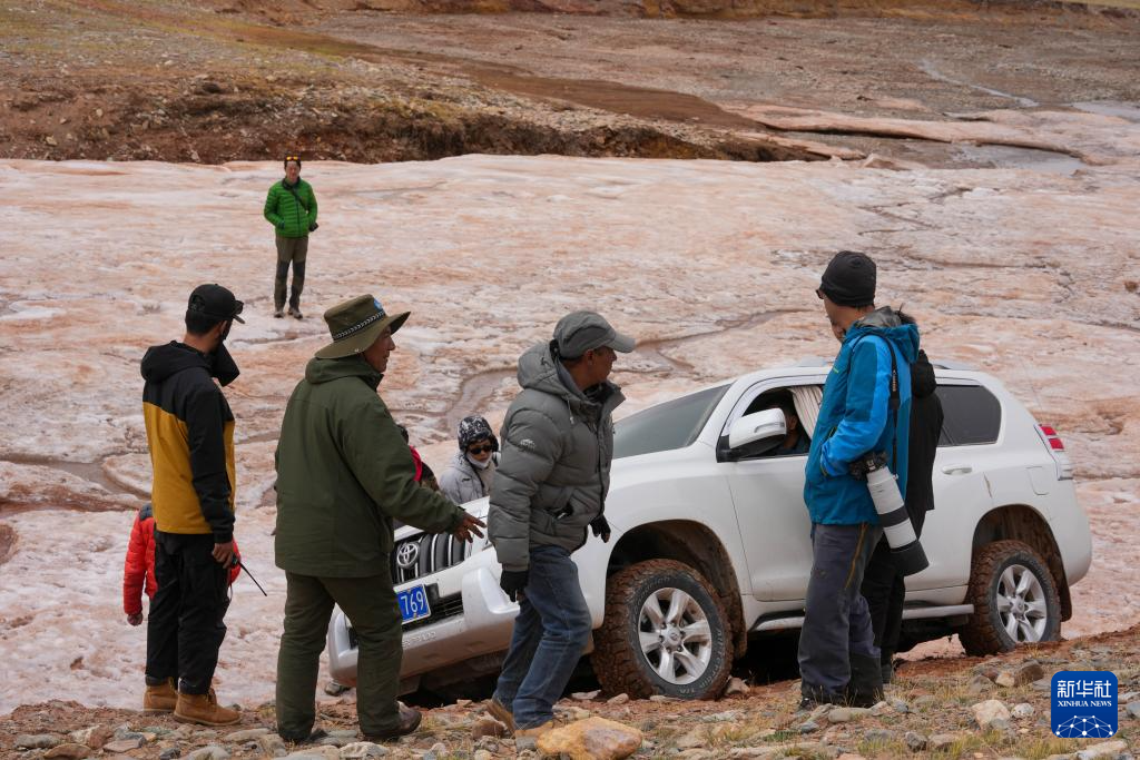 6月15日，车辆在羌塘国家级自然保护区内过冰坡遇困。新华社记者 旦增尼玛曲珠 摄
