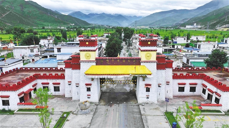 图为在松赞路上俯瞰龙达村。记者 张思雨 摄