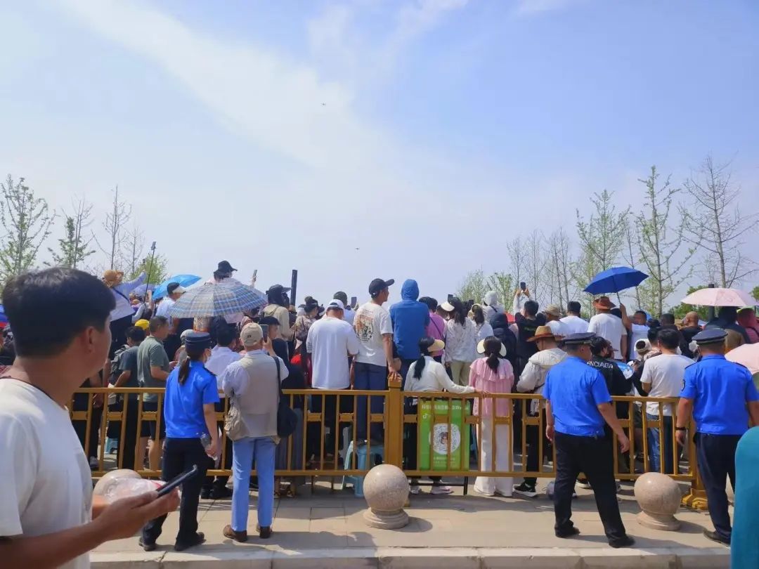 郭有才直播场地周围挤满了人。 图源：九派新闻 记者彭茸雯摄