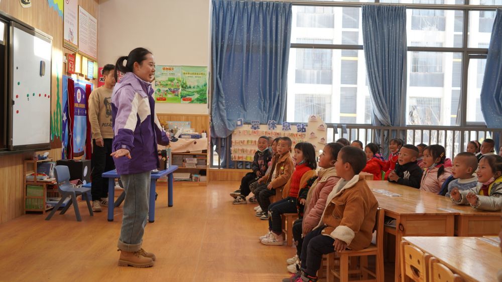 孩子们在昭觉县易地扶贫搬迁县城集中安置点沐恩邸社区幼儿园上课。新华社记者 尹恒 摄