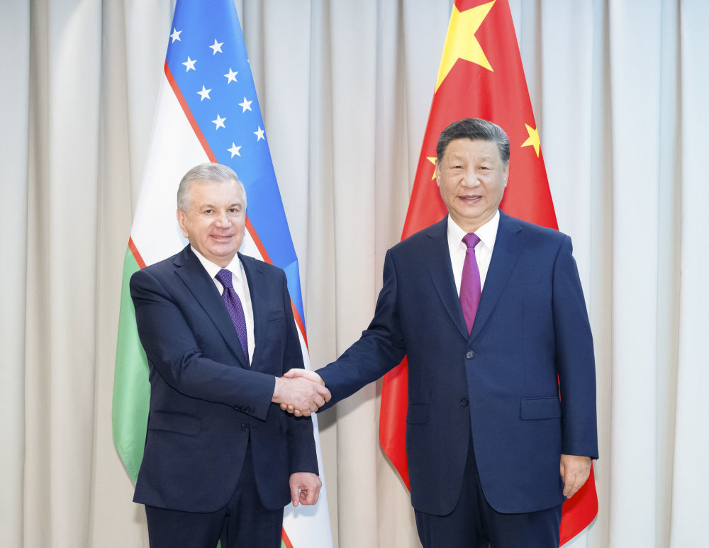 当地时间7月3日下午，国家主席习近平在阿斯塔纳出席上海合作组织峰会前会见乌兹别克斯坦总统米尔济约耶夫。新华社记者 翟健岚 摄