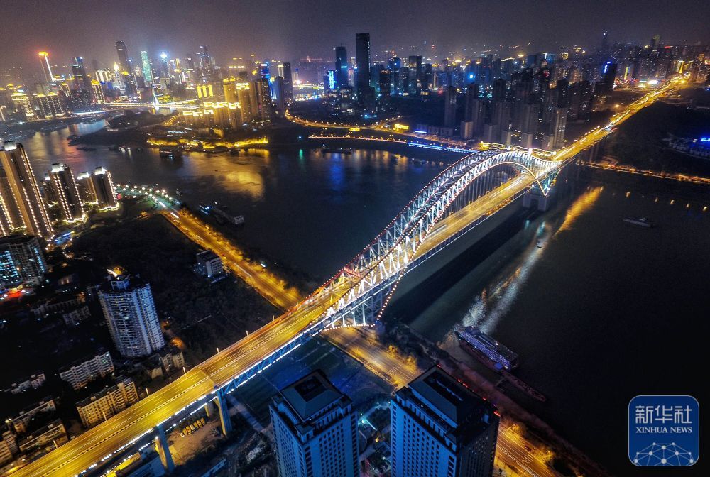 ↑ 这是2016年2月1日拍摄的重庆朝天门长江大桥夜色。重庆朝天门长江大桥于2009年4月通车，主跨长552米。新华社记者 陈诚 摄