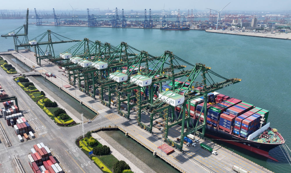 货轮靠泊在天津港太平洋国际集装箱码头装载货物（无人机照片，5月29日摄）。新华社记者 赵子硕 摄