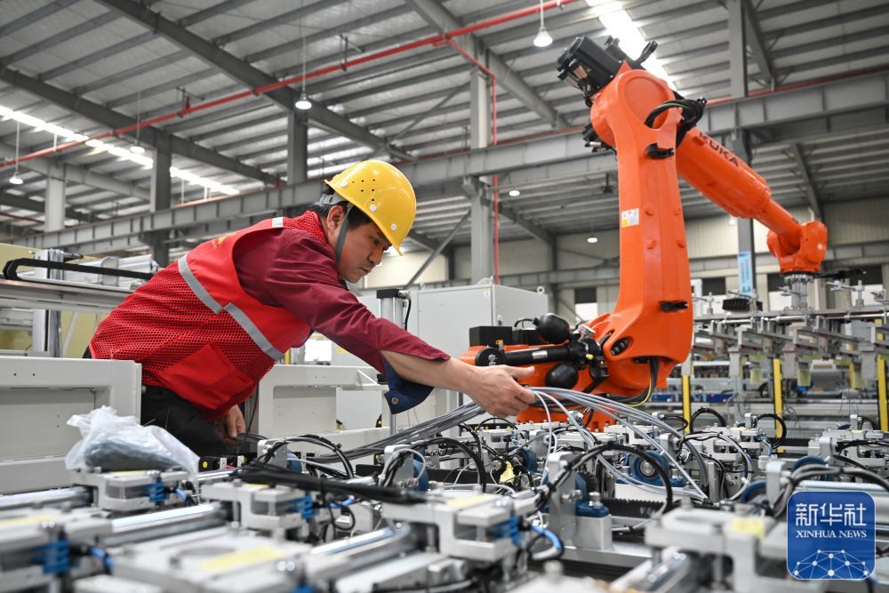2月19日，宁德思客琦智能装备有限公司工作人员在安装调试机器人自动化设备。