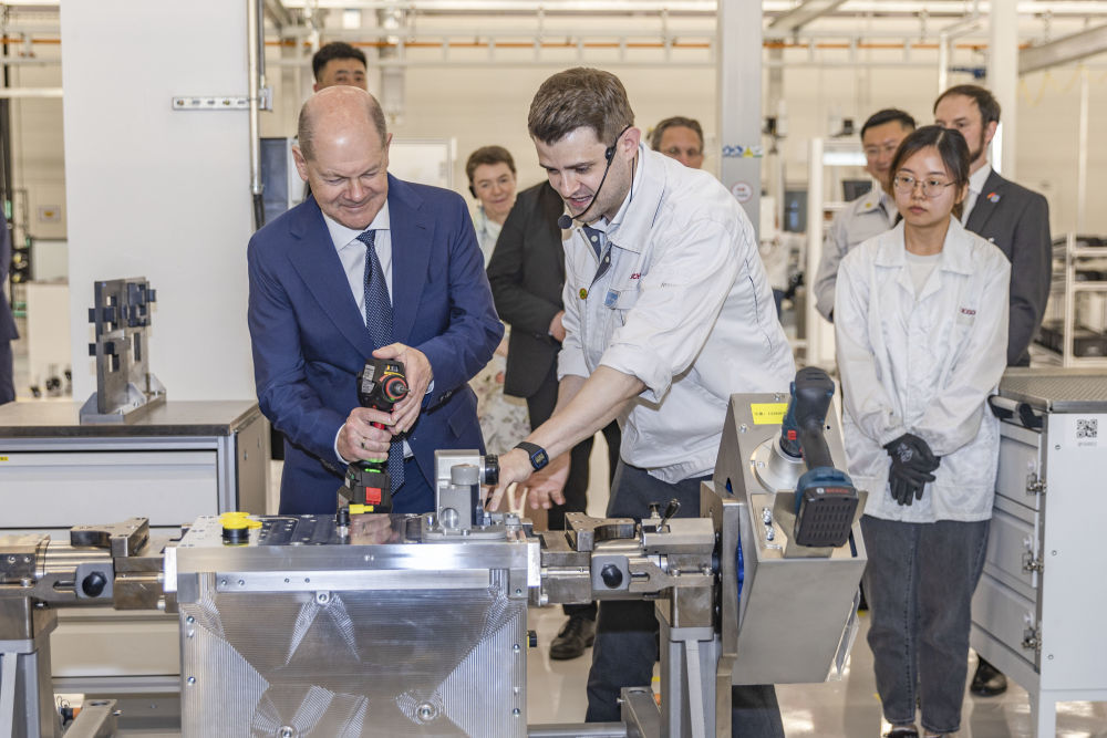 4月14日，德国总理朔尔茨在位于重庆市九龙坡区的博世氢动力系统（重庆）有限公司参访。