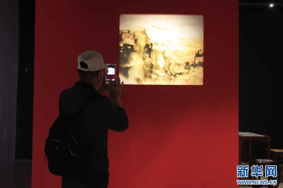 大理石方志馆里，一名游客正在参观拍照（摄于4月3日）。（新华网 赵普凡 摄）