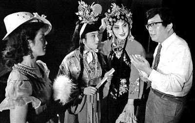 魏明伦与荒诞川剧《潘金莲》的演员们