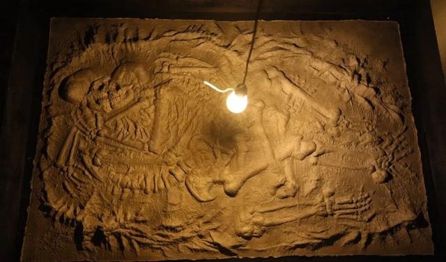 ▲ 《纸雕-考古坑(系列)》,邱志杰