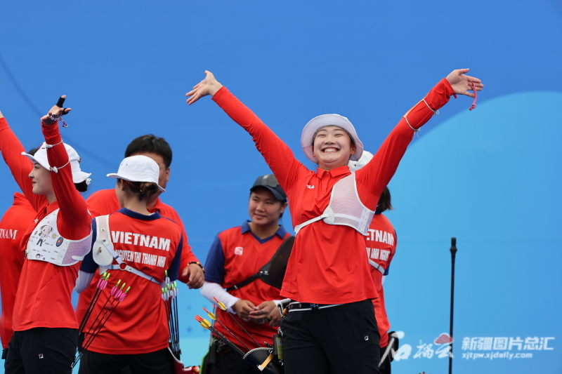 2023年10月6日，安琦轩（右）和队友一起庆祝进入决赛。天山网-新疆日报记者黄兴摄