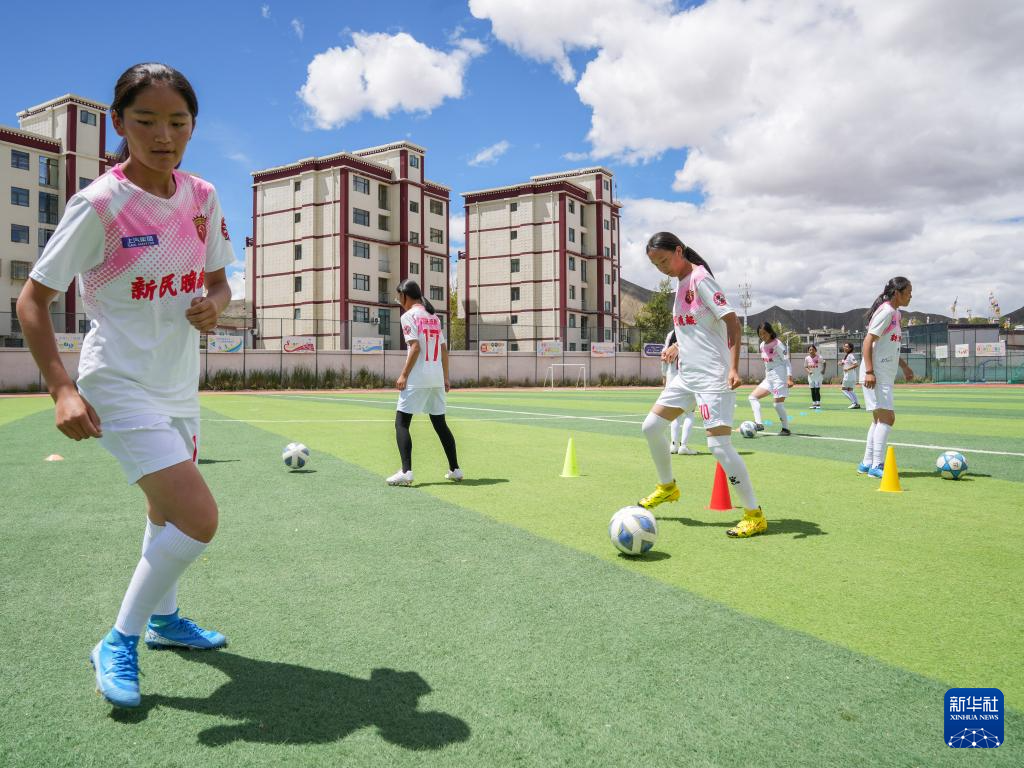 在西藏日喀则市上海实验学校，“珠峰雪鹰”女子足球队队员们在操场上训练（9月3日摄）。