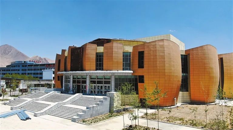 河北省援建的阿里地区影剧院。记者 洛桑旦增 摄