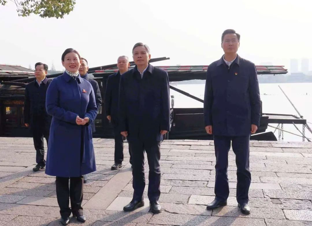 14日上午，浙江省委副书记、省政府党组书记刘捷前往嘉兴南湖瞻仰红船，参观南湖革命纪念馆。图源：潮新闻