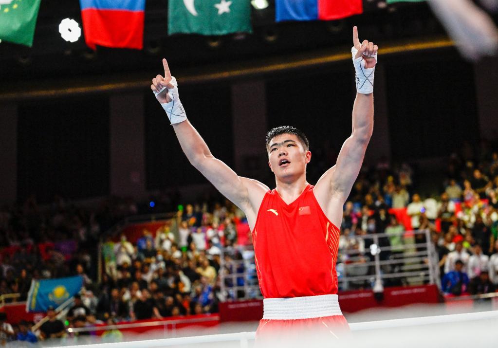 在杭州亚运会拳击项目男子80公斤级决赛中，中国选手托合塔尔别克·唐拉提汗夺冠。 新华社记者 颜麟蕴 摄
