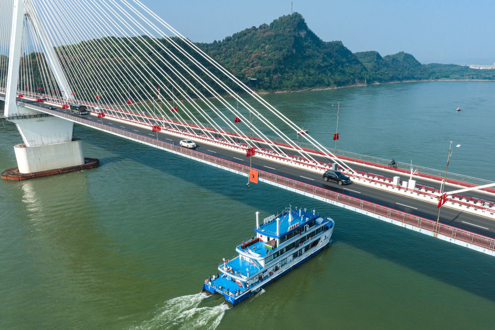 我国首艘氢燃料电池动力示范船“三峡氢舟1”号行驶在长江湖北宜昌水域（2023年10月11日摄，无人机照片）。新华社记者 肖艺九 摄