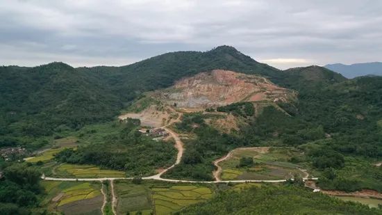 2021年10月25日，村民用无人机拍摄山蕉坑村。受访者供图